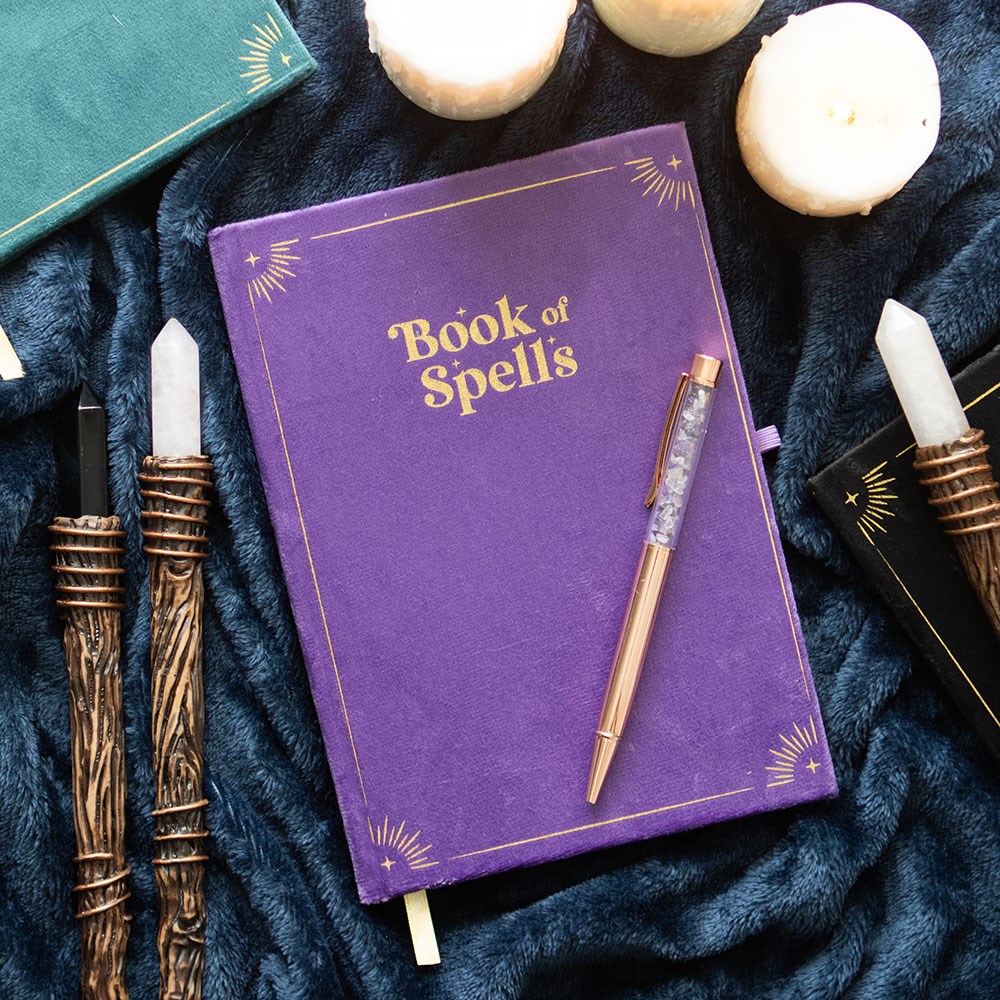Notebook Book of Spells viola con penna, tra candele e bacchette