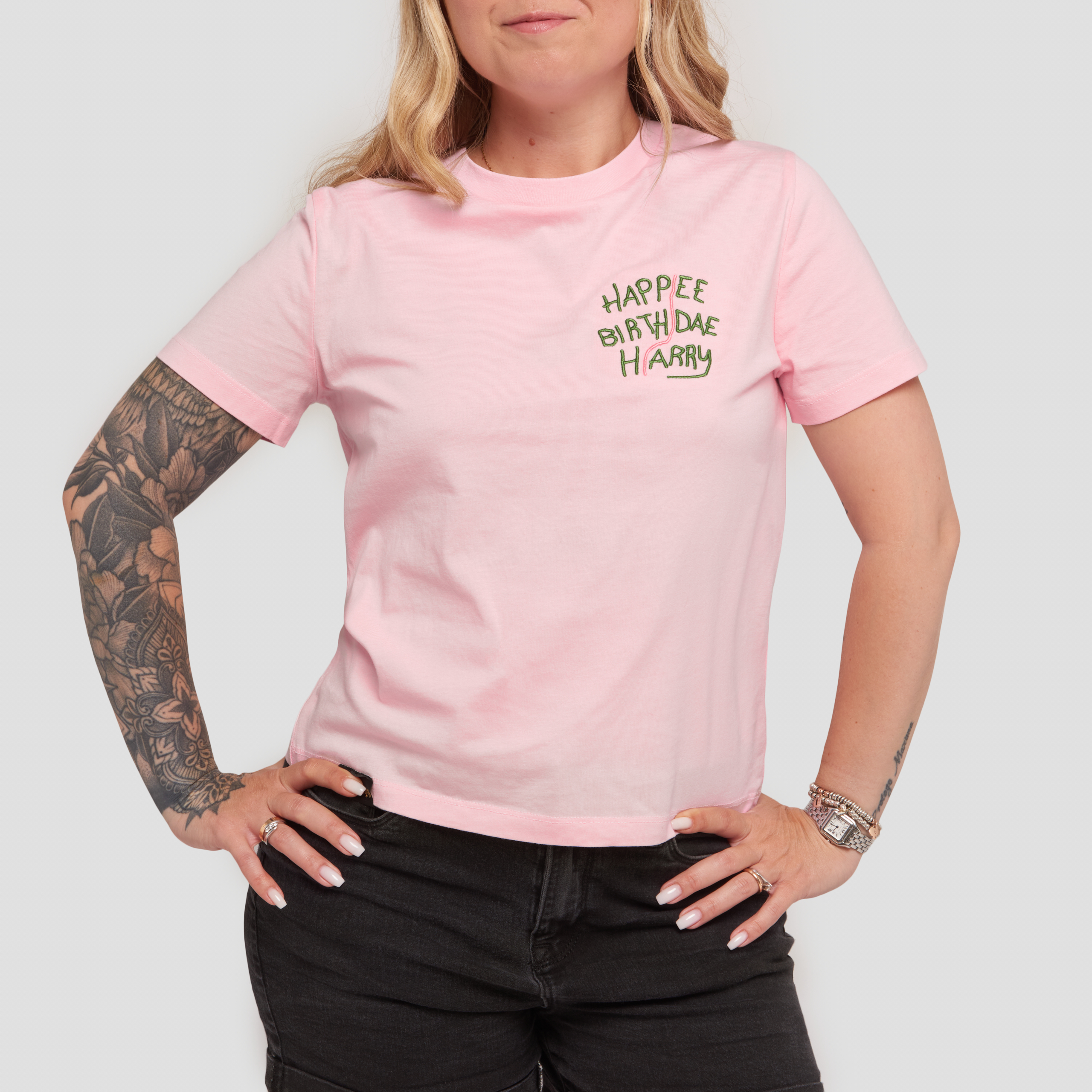 T-shirt Cake rosa con ricamo Happee Birthdae Harry, indossata vista di fronte